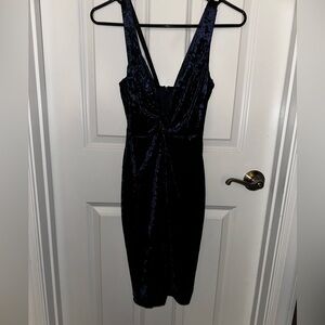 Windsor: S
Dress: faux suede, dark blue, tight fitting, hard v neck